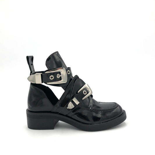 Schwarzer Kunstlederschuh mit Schnallen